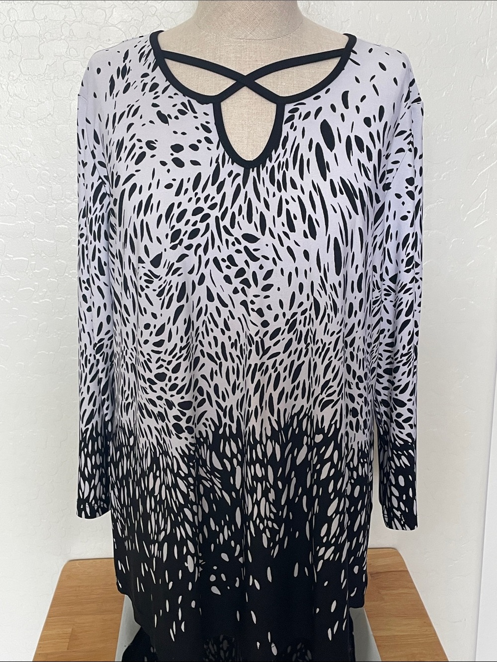 Allison Daley LS Black & White Ombré Print Strappy Keyhole Tunic